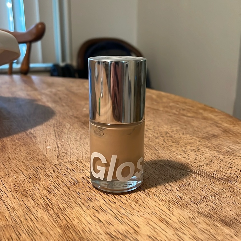 Glossier Stretch Fluid Foundation, color Light 4